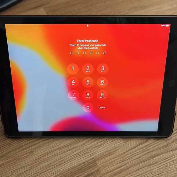 Apple IPad - Picture 2 of 2